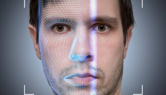 Ein biometrischer Scanner scannt ein männliches Gesicht.